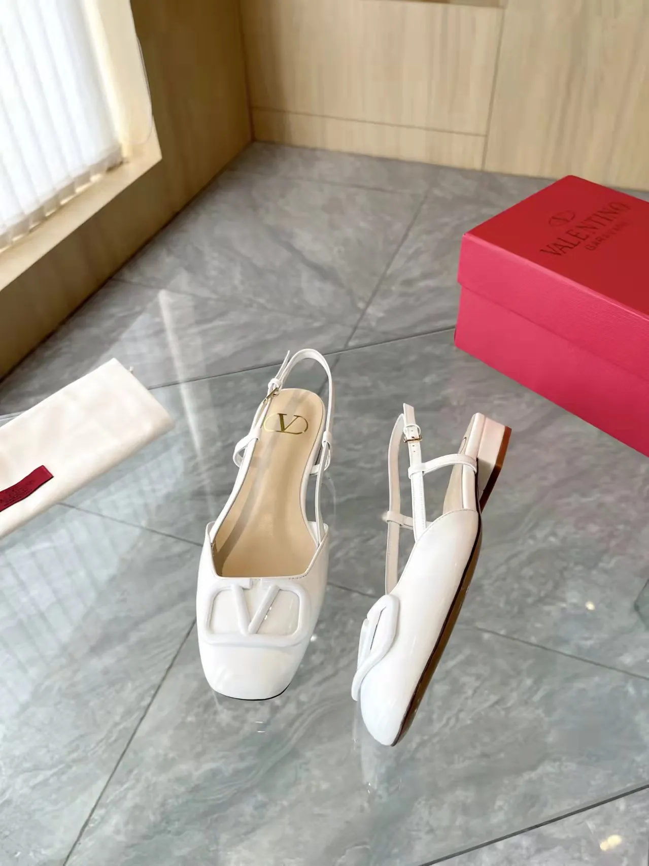 👟👟Ex-factory price 400👟👟 Genuine leather sole +40 Top version 𝑉𝐴𝐿𝐸𝑁𝑇𝐼𝑁𝑂 Valentino new spring and summer women's back hollow new sandals. Unique V-buckle hardware accessories bring out a full sense of luxury. The new season will live up to expectations! Worth buying★Absolutely high-grade❥Original method, Absolutely sensual❥Elegant style, creating a different feeling, simple and elegant style!  Code number: 35-41 (34-42 customized, non-returnable) Fabric: Imported sheepskin Inner foot pads: Inner sheepskin Heel height: 2 cm Leather outsole Rubber outsole